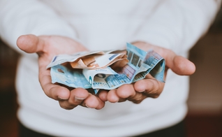 Os pesquisadores do estudo supõem que o dízimo não é bem ensinado nas igrejas. (Foto: Imagem ilustrativa/Unsplash/Christian Dubovan).