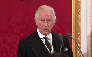 Rei Charles III em sua proclamação. (Foto: Captura de tela/YouTube/The Royal Family Channel)