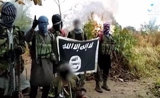 Terroristas do Estado Islâmico fazem ameaças em vídeo, em Moçambique. (Foto: Amaq News Agency/Telegram)