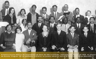 Primeira EBD na Assembleia de Deus de São Cristóvão (RJ), em agosto de 1929. Ao centro, os missionários Gunnar e Frida Vingren. (Foto: Escola Dominical/CPAD).