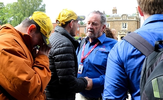 Capelão ora por homens do lado de fora do Castelo de Windsor. (Foto: Billy Graham Evangelistic Association)
