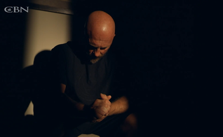 Darin Hamm se rendeu a Jesus após o encontro sobrenatural com Ele. (Foto: Reprodução/CBN News).