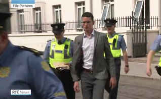 Enoch Burke teve liminar negada e voltou à prisão. (Foto: Captura de tela/RTÉ News)