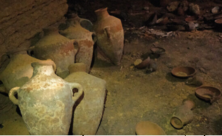 Vasos encontrados na caverna de 3.300 anos no Parque Nacional Palmachim. (Foto: Captura de tela/IAA)