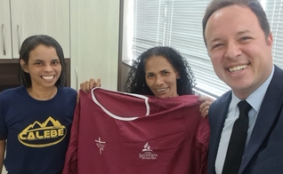 Rosilande (à esquerda) com uma das pessoas que foi batizada em 2022. (Foto: Arquivo pessoal/Notícias Adventistas).