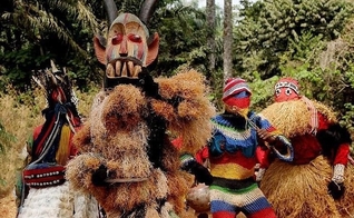 Ataques dos “Masquerades” à igrejas têm sido comuns na Nigéria. (Foto: Imagem ilustrativa/Wikimedia Commons/Timzy D'Great).