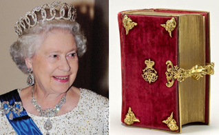 Rainha Elizabeth II e o Livro de orações da Rainha Victoria. (Foto: Instagram/Royal Collection Trust)