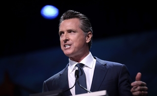 Gavin Newsom oferece aborto a mulheres de estados onde a prática é proibida. (Foto: Flickr/Gage Skidmore).