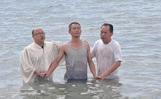 Batismo em praia da China. (Foto: China Aid)