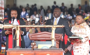 William Ruto, ao lado da esposa Rachel, toma posse como presidente do Quênia. (Foto: Reprodução Twitter/William Samoei Ruto)