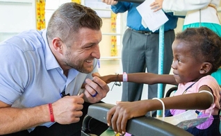 Tim Tebow, ex-jogador da NFL, leiloou seu Heisman para a caridade. (Foto: Instagram/Tim Tebow).