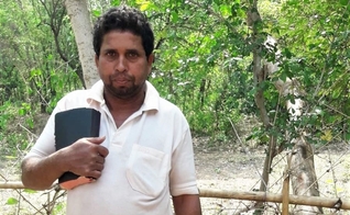 Madhab Gorai e sua Bíblia. (Foto: Reprodução/Morning Star News)