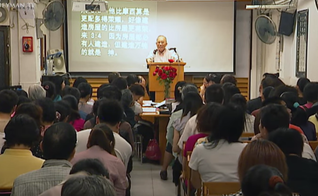 Culto cristão em igreja na China. (Captura de tela/Journeyman Pictures)