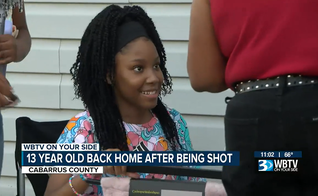 Aalayah Fulmore, de 13 anos, sobreviveu milagrosamente a uma bala perdida. (Foto: Reprodução/WBTV).