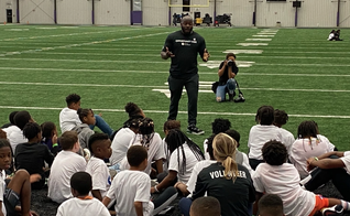 Voluntários da Prison Fellowship em acampamento esportivo em Maryland. (Foto: Prison Fellowship)