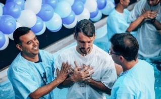  Rodrigo Caio foi batizado na Igreja Assembleia de Deus Vitória em Cristo. (Foto: Instagram/ADVEC Recreio).