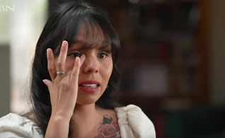 Kimberly Smithers se emociona ao contar seu testemunho no Club 700. (Captura de tela/YouTube/Club 700)