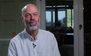 O Dr. Richard Scott, de 62 anos, foi punido por oferecer orações aos pacientes. (Foto: Reprodução/YouTube/Christian Concern).