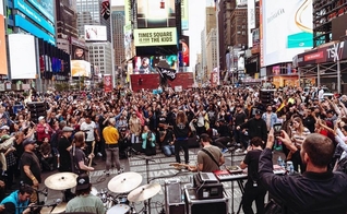 Sean Feucht lidera louvor e adoração no coração de NY. (Foto: Instagram/Sean Feucht)