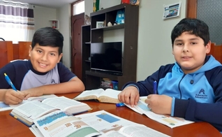 Joshua e Leandro, estudando a lição “Eu Creio”. (Foto: Reprodução/Notícias Adventistas/Emelina Ruiz)