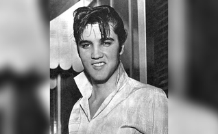 Elvis Presley faleceu no dia 16 de agosto de 1977, aos 42 anos. (Foto: Wikimedia Commons/Rossano aka Bud Care).