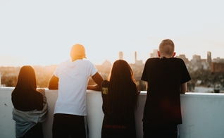 Mais da metade dos adolescentes (59%) estão abertos para aprender sobre Jesus. (Foto: Imagem ilustrativa/Unsplash/Devin Avery).