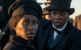 Cynthia Erivo interpreta a abolicionista Harriet Tubman no drama “Harriet”. (Cena do filme Harriet/Netflix)