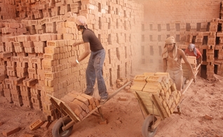 Trabalho escravo em olaria de Uttar Pradesh, Índia. (Foto: Flickr/ILO Asia-Pacific)
