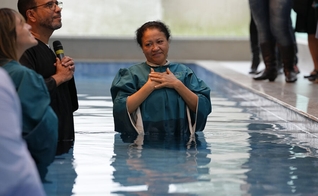 Reinalda foi batizada na Igreja Adventista do Sétimo Dia do Juvevê, em Curitiba. (Foto: Matheus Dro/ Notícias Adventistas).