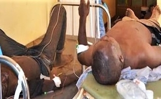 Andrew Dikusooka e Ronald Musasizi receberam tratamento hospitalar após serem esfaqueados no distrito de Iganga, Uganda. (Foto: Reprodução/Morning Star News)