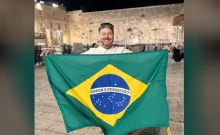 Joel Engel durante oração em Israel. (Foto: Ministério Engel)