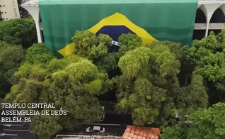 Bandeira do Brasil estendida na fachada do Templo Central da Assembleia de Deus, em Belém do Pará. (Foto: Captura de tela/Vídeo Instagram André Câmara 2)