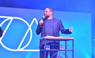 JB Carvalho na conferência Voz dos Apóstolos. (Foto: Global Awakening Brasil)