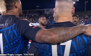 Os atletas dos times da Austrália e de Fuji se juntaram em um círculo de oração. (Foto: Reprodução/YouTube/National Rugby League). 
