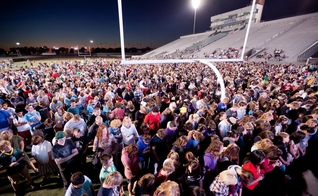 Toda semana, estudantes se reúnem para compartilharem seus testemunhos no “Campos da Fé”. (Foto: Facebook/Fields of Faith).