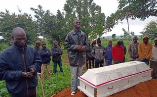 Cristãos enlutados após um ataque na Nigéria. (Foto: International Christian Concern)