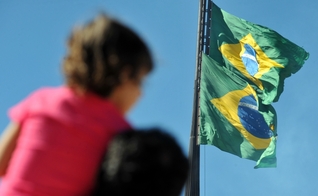 Imagem da troca da bandeira nacional, na Praça dos Três Poderes. (Foto: Fabio Pozzebom/ABr)