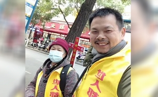 Chen e sua mãe de 80 anos foram presos por fazer evangelismo de rua. (Foto: ChinaAid)