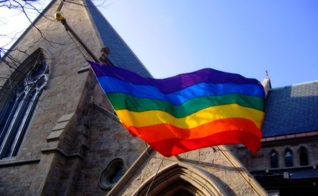 Igreja com bandeira LGBT. (Foto representativa; Flickr/Brian Talbot)