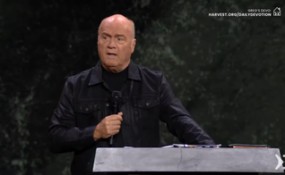 O pastor Greg Laurie ensinou como evitar um divórcio. (Foto: Reprodução/YouTube/Pastor Greg Laurie).