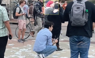 Ativistas comeram uma Bíblia em protesto. (Foto: Twitter/Young America's Foundation)