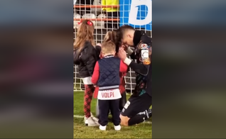 Volpi foi consolado pela esposa e seus dois filhos. (Foto: Reprodução/Facebook/TUDN USA).