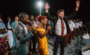 Grace aceitou a Jesus e foi curada, na cruzada de Daniel Kolenda. (Foto: Christ for all Nations).