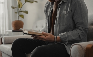 Apenas 29% afirmaram que é a Bíblia que deveria ser a regra moral a ser seguida nos EUA. (Foto: Imagem ilustrativa/Unsplash/Aaron Owens).