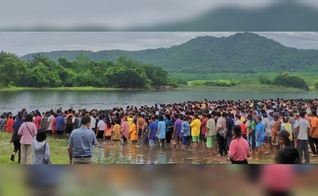 Mais de 1500 pessoas foram batizadas em um rio na Tailândia. (Foto: Renewal Journal).