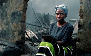 Rebecca perdeu o esposo e o filho em um ataque extremista na Nigéria. (Foto: Reprodução/YouTube/Voice of the Martyrs USA).