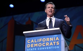 O governador Gavin Newsom fala aos participantes da Convenção Estadual do Partido Democrata da Califórnia de 2019. (Foto: Gage Skidmore/Flickr)