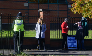Grupo pró-vida é proibido de orar próximo à clínica de aborto. (Captura de tela/Christian Concern)