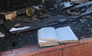 O incêndio consumiu toda a residência de madeira, os móveis e utensílios em Santa Rosa. (Foto: Arquivo pessoal/Fato Notícia).
