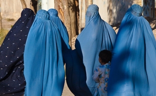 Mulheres de burca com seus filhos em Herat, Afeganistão. (Foto: Wikimedia Commons/Arnesen)